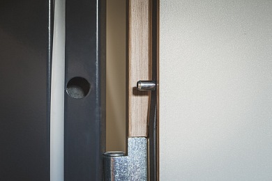 dveře do paneláku 8